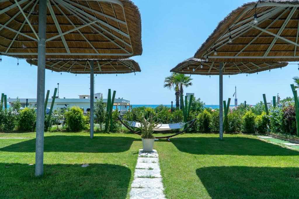 Frontemare 25 Beach Hotel - garden with parasols and hammocks